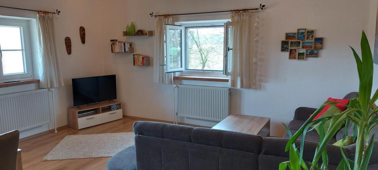 Ruhig Gelegene Ferienwohnung Im Gruenen Mit Terrasse Und Kleinem Garten Rotthalmuenster Exteriör bild