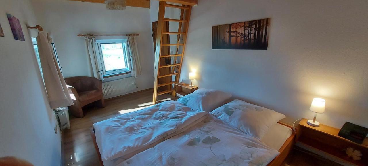 Ruhig Gelegene Ferienwohnung Im Gruenen Mit Terrasse Und Kleinem Garten Rotthalmuenster Exteriör bild