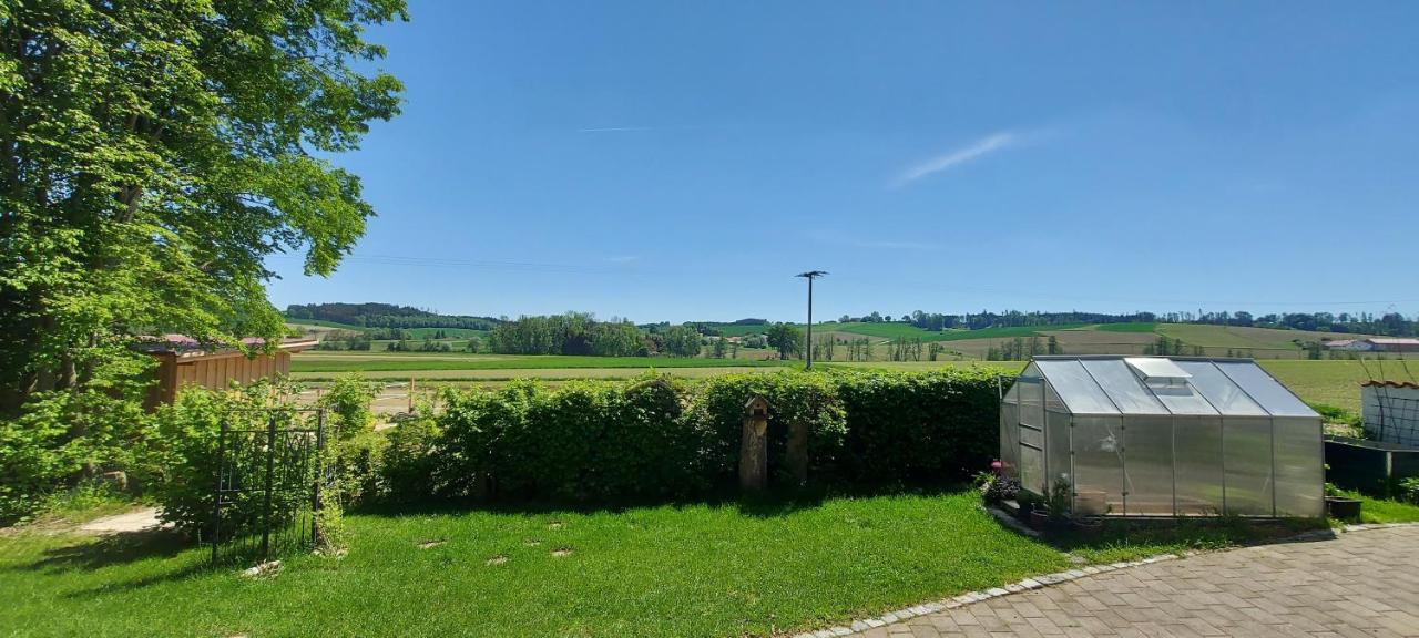 Ruhig Gelegene Ferienwohnung Im Gruenen Mit Terrasse Und Kleinem Garten Rotthalmuenster Exteriör bild
