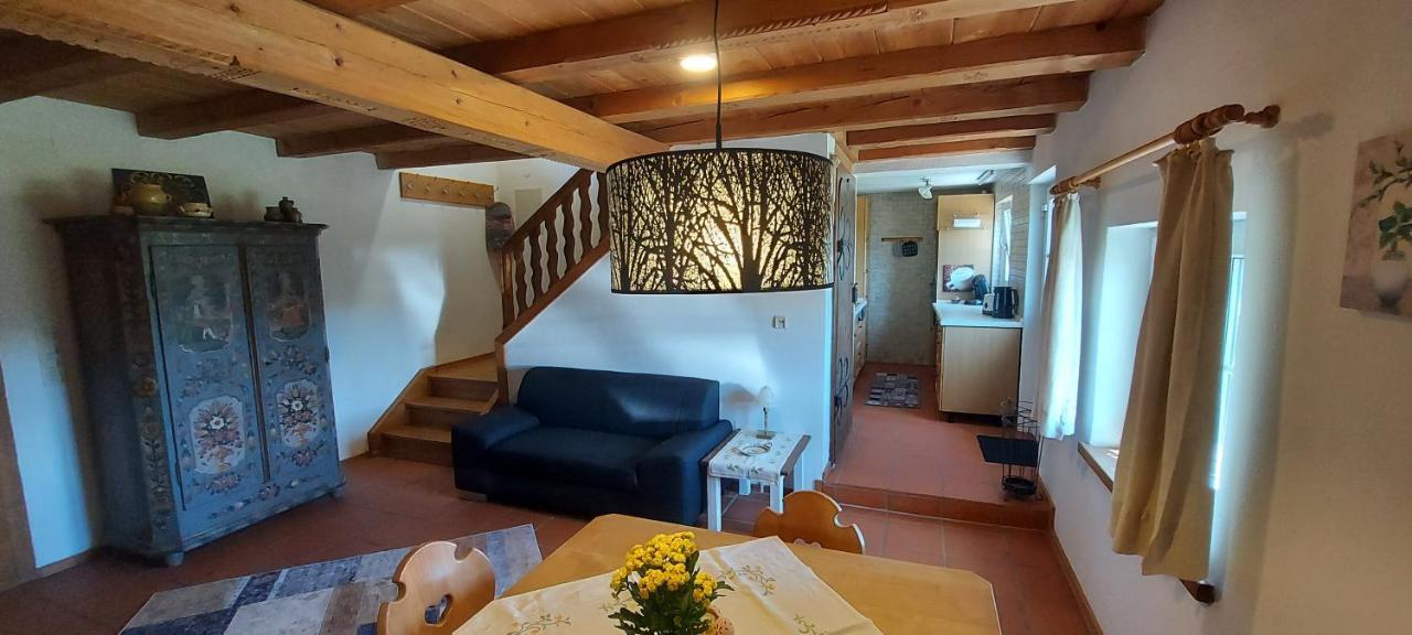 Ruhig Gelegene Ferienwohnung Im Gruenen Mit Terrasse Und Kleinem Garten Rotthalmuenster Exteriör bild