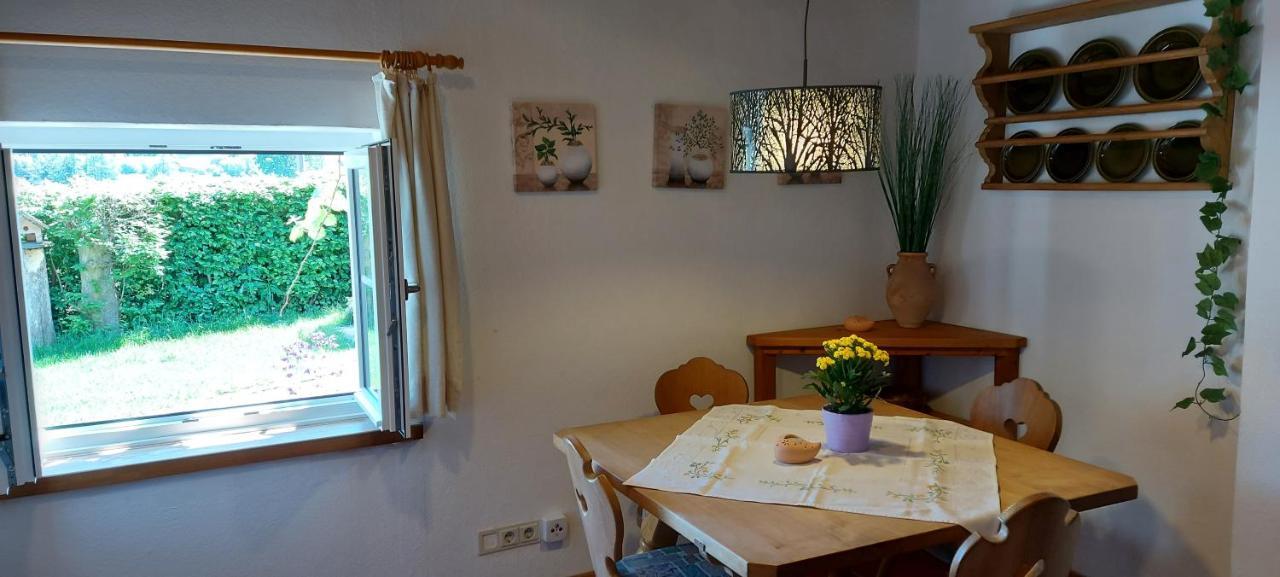 Ruhig Gelegene Ferienwohnung Im Gruenen Mit Terrasse Und Kleinem Garten Rotthalmuenster Exteriör bild
