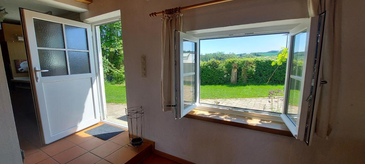 Ruhig Gelegene Ferienwohnung Im Gruenen Mit Terrasse Und Kleinem Garten Rotthalmuenster Exteriör bild
